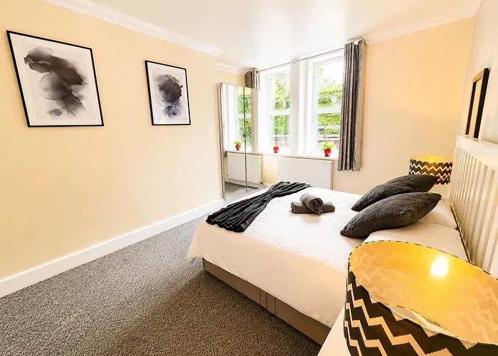 Glen Fern Lodge - Garden Apartment With Parking - Heart Of Bournemouth Town Centre - Close To Beach - Darts And Table Football - Sleeps 11