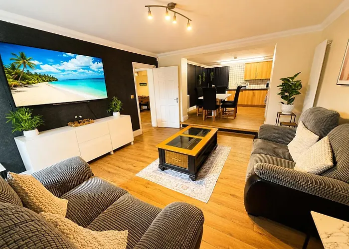 Glen Fern Lodge - Garden Apartment With Parking - Heart Of Bournemouth Town Centre - Close To Beach - Darts And Table Football - Sleeps 11